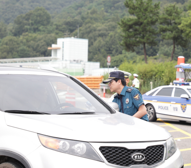 김철문 경북경찰청장이 지난달 6일 음주운전 일제 단속 현장인 중부내륙고속도로 선산휴게소에서 직접 음주 단속을 하고 있다.연합뉴스