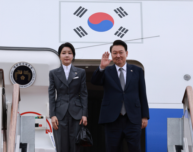 윤석열 대통령과 김건희 여사가 6일 성남 서울공항에서 필리핀·싱가포르 국빈 방문 및 라오스 아세안 정상회의를 위해 출국하며 전용기인 공군 1호기에 올라 인사하고 있다. 연합뉴스