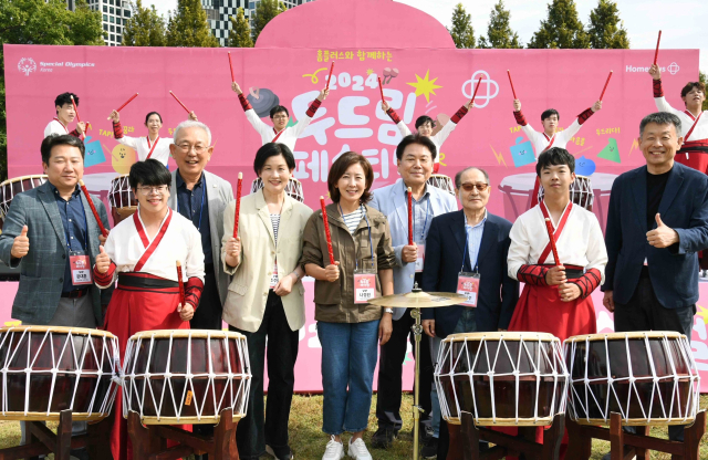 지난 5일 서울 성수동 서울숲에서 열린 ‘홈플러스와 함께하는 2024 두드림 페스티벌’에서 나경원(왼쪽에서 다섯번째) 국민의힘 의원과 발달장애인 타악기팀 ‘아리아난타’ 등 관계자들이 기념 촬영을 하고 있다. 홈플러스가 스페셜올림픽코리아와 함께 주최한 ‘두드림 페스티벌’은 발달장애인 인식 개선을 위해 장애인과 비장애인이 타악기를 두드리며 음악으로 함께하는 문화 행사다. 사진제공=홈플러스