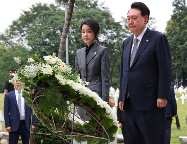 필리핀 첫 일정으로 한국전 기념비 찾은 尹…'참전 자랑스러'