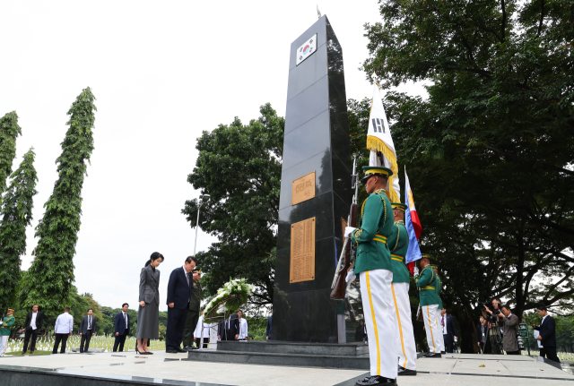 尹, 필리핀 국부 호세 리잘 기념비에 헌화