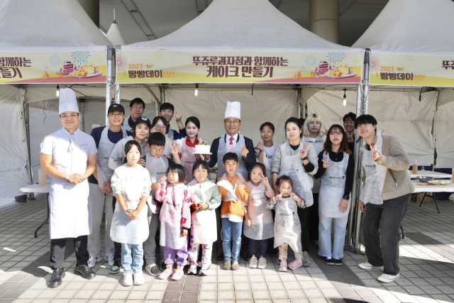 ‘2023 빵빵데이 천안’에서 박상돈 천안시장이 축제참가자들과 기념촬영을 하고 있다. 사진제공=천안시