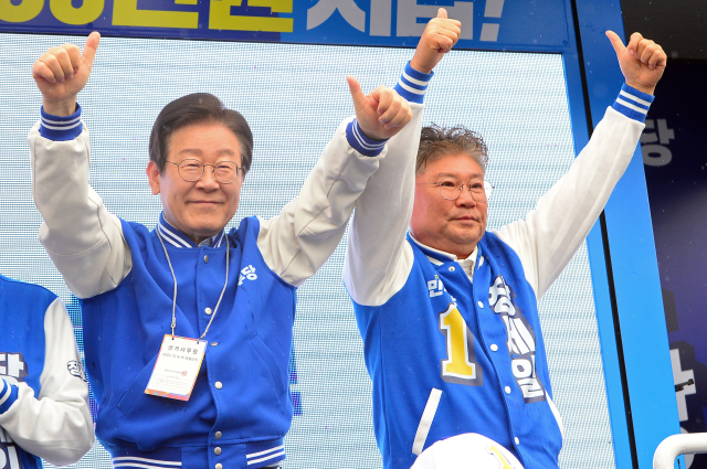 전남 영광군수 재선거 공식 선거운동이 시작된 3일 이재명(왼쪽) 더불어민주당 대표가 전남 영광군 영광읍 전매청사거리에서 장세일 후보의 지원 유세를 하고 있다. 영광=뉴스1