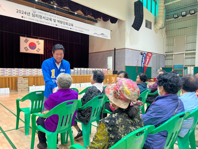 조상래 더불어민주당 곡성군수 후보가 2일 전남 곡성문화체육관에서 열린 노인돌봄체육대회에서 군민들과 인사를 나누고 있다. 사진 제공=조상래 후보 캠프