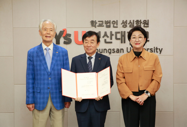 7일 영산대학교 해운대캠퍼스 이사장실에서 조형호 산학부총장 임명장 수여식이 진행됐다. 왼쪽부터 부구욱 총장, 조형호 산학부총장, 노찬용 이사장. 사진제공=영산대