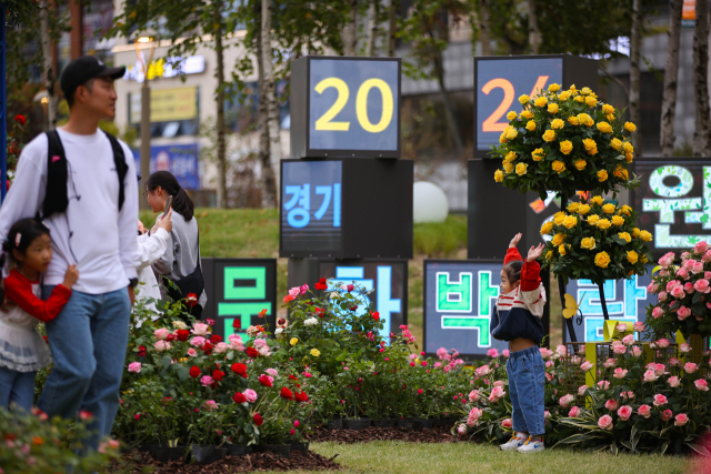 지난 3~6일 남양주 다산중앙공원 일대에서 개최된 남양주 경기정원문화박람회에서 관람객들이 기념촬영을 하고 있다. 사진 제공=남양주시