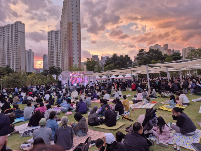 지난 3~6일 남양주 다산중앙공원 일대에서 개최된 남양주 경기정원문화박람회에서 관람객들이 공연을 관람하고 있다. 사진 제공=남양주시