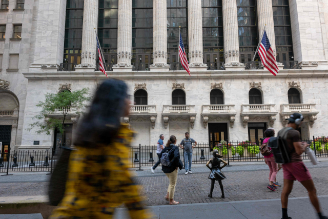 미국 뉴욕 뉴욕증권거래소(NYSE)앞으로 시민들이 지나고 있다. AFP연합뉴스