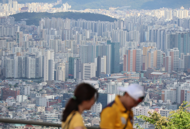 지난달 서울 남산에서 바라본 시내 아파트 단지 모습. 연합뉴스