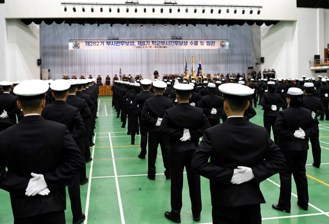 지난 2월 29일 해군 교육사령부 호국관에서 제282기 부사관후보생, 제8기 학군부사관후보생 수료 및 임관식이 열리고 있다. 뉴스1