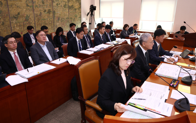 유인촌 문화체육관광부 장관이 7일 서울 여의도 국회 문화체육관광위원회에서 열린 문화체육관광부에 대한 국정감사에서 의원 질의에 답변하고 있다. 뉴스1