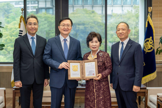 한국콜마가 서울대 인문대학 발전기부금 전달식 후 기념사진을 촬영하고 있다. 오른쪽부터 최현규 한국콜마 대표이사, 김성애 여사, 유홍림 서울대학교 총장, 허현행 한국콜마 부사장. 사진=한국콜마 제공