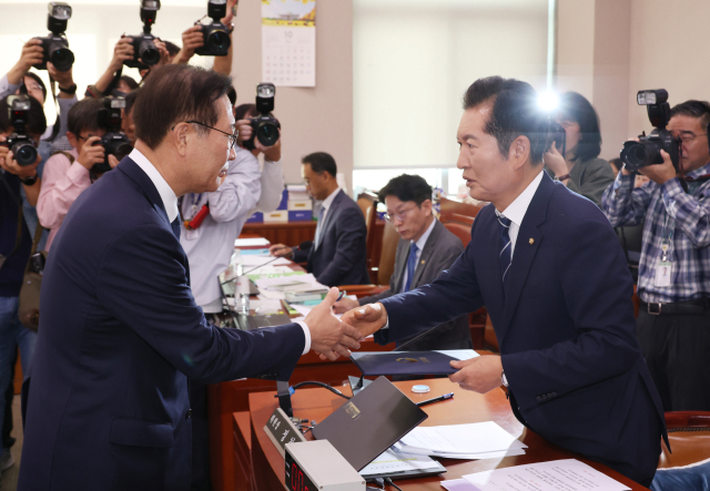 박성재(왼쪽) 법무부 장관이 8일 국회에서 열린 법제사법위원회의 국정감사에 출석해 증인 선서문을 정청래 법사위원장에게 전달하고 있다. 연합뉴스