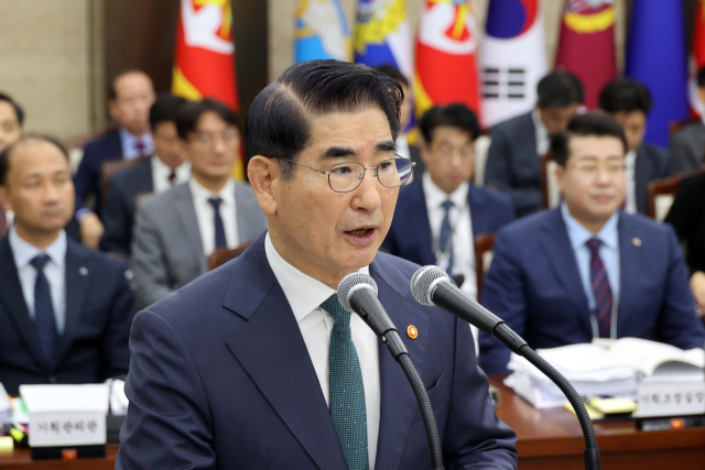 김용현 국방부 장관이 8일 서울 용산구 국방부에서 열린 국정감사에서 업무 보고를 하고 있다. 연합뉴스