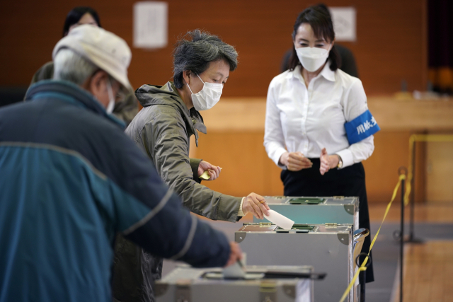 지난 2021년 10월 31일 일본 도쿄의 한 투표소에서 중의원 선거 투표가 진행되고 있다. 2021년 중의원 선거는 그해 10월 4일 취임한 기시다 후미오 당시 총리가 취임 10일 만에 의회를 해산하면서 치러졌다./EPA연합뉴스