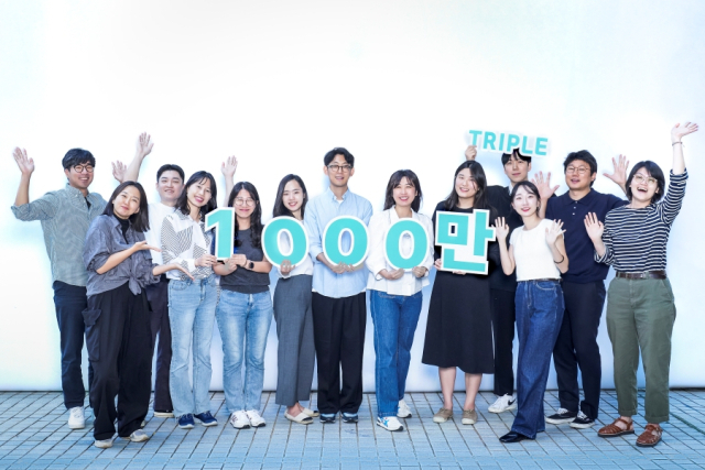 트리플 임직원들이 누적 가입자 수 1000만 명 돌파를 축하하고 있다. 사진 제공=트리플