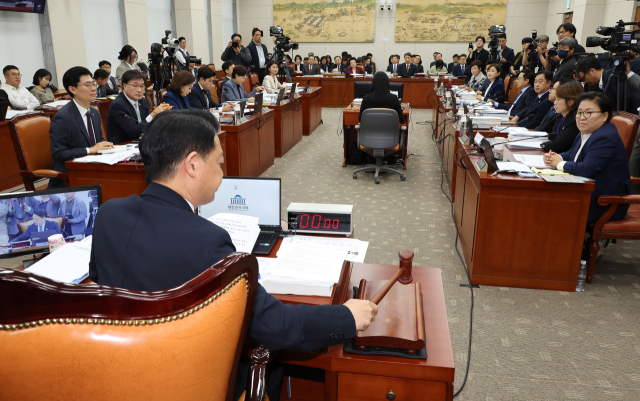 8일 오전 열린 국회 교육위원회의 교육부, 국가교육위원회 등의 국정감사에서 더불어민주당 소속 김영호 위원장이 김건희 여사 논문 대필 의혹 관련 인물로 불출석한 증인인 설민신 한경국립대 교수에 대해 동맹명령장 발부의 건을 가결하고 있다. 연합뉴스