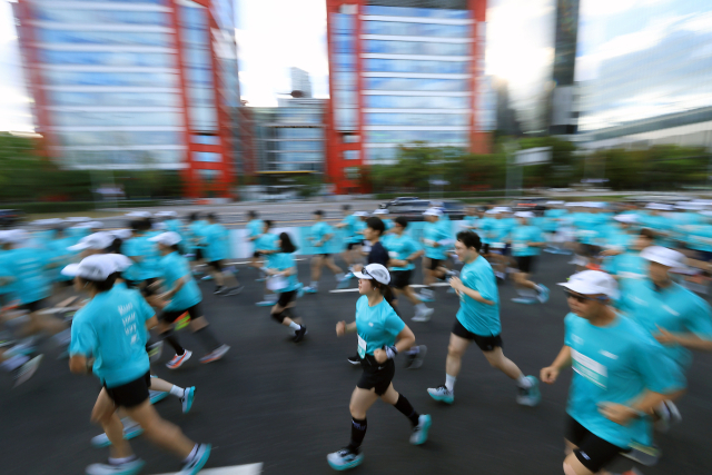 29일 오전 서울 영등포구 여의도공원 문화의마당에서 열린 2024 뉴발란스 마라톤 런 유어 웨이(Run Your Way)에서 참가자들이 힘차게 출발하고 있다. 사진은 기사 내용과 무관함. 뉴스1