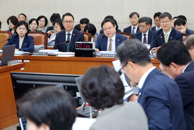 복지위, 이재명 '헬기 이송' 설전… 與 '특혜 재발방지' 野 '목숨 걸린 정치테러'