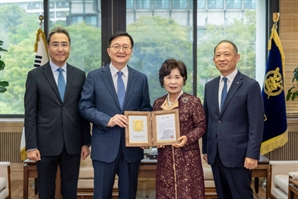 한국콜마, 서울대에 2억 기부…"인문학 발전 기여"