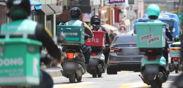 배달 라이더들이 배달을 하고 있다. 연합뉴스.