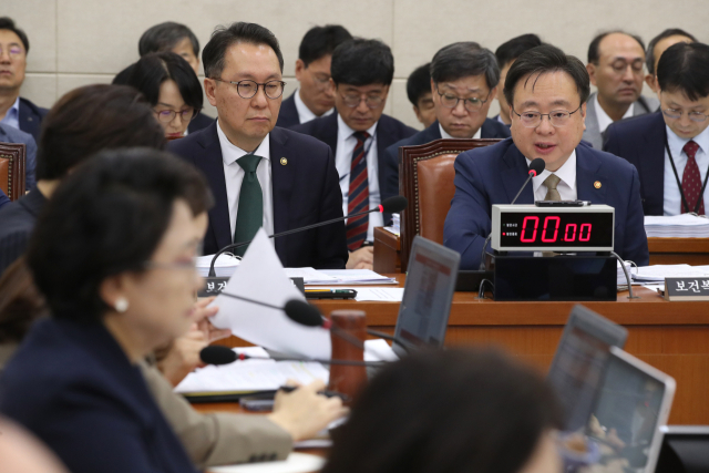 '의대 증원 근거' 보고서 쓴 연구자들 '정부에 점진적 증원 제안했다'