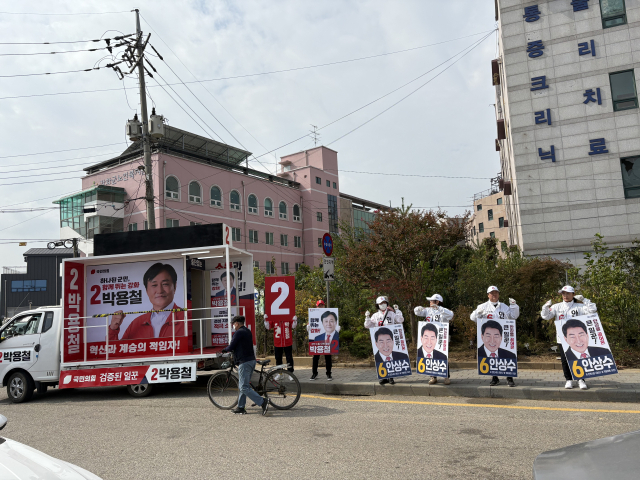 이달 7일 5일장이 열린 강화풍물시장 앞에서 국민의힘 박용철, 무소속 안상수 후보 캠프가 선거운동을 하고 있다. 사진=김예솔 기자