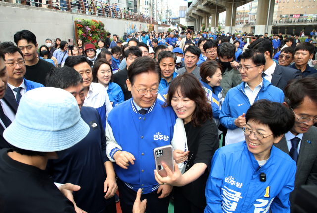 李 “부산에서 尹심판” 韓 “정쟁 말고 일꾼을”