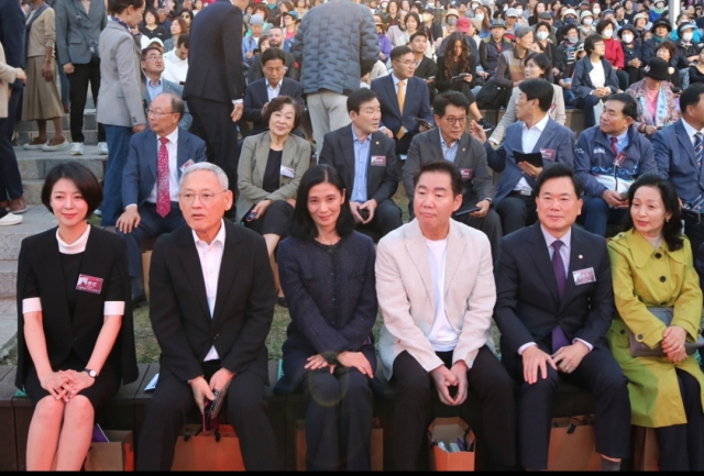 배현진(사진 왼쪽부터) 국민의힘 의원, 유인촌 문화체육관광부 장관, 강수진 국립발레단장, 박상원 서울문화재단 이사장, 김승수 국민의힘 의원이 8일 서울 송파 석촌호수에서 열린 서울발레페스티벌에 참석했다. 사진 제공=배현진 의원실