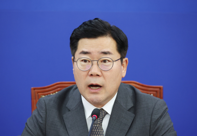 박찬대 더불어민주당 원내대표가 10일 국회에서 열린 국정감사 대책회의에서 발언하고 있다. 연합뉴스