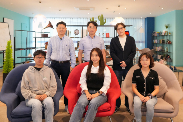 백혈병 암세포만 골라 사멸을 유도하는 단백질 나노입자를 만든 연구진. 윗줄 왼쪽부터 시계방향으로 박성호, 강세병, 김은희 교수, 여미래, 전희진, 전준표 연구원. 사진제공=유니스트