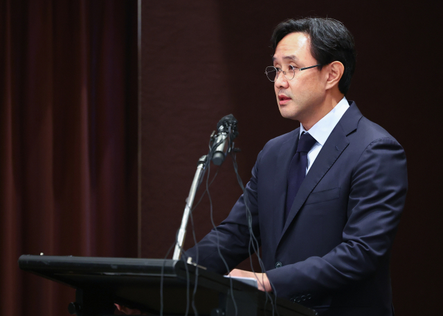최윤범 고려아연 회장이 2일 오후 서울 용산구 그랜드하얏트 호텔에서 열린 고려아연 기자회견에 참석해 발언하고 있다. 연합뉴스