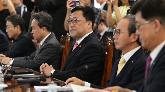 김병환(가운데) 금융위원장이 지난달 30일 서울 중구 은행회관에서 열린 금융지주 회장 간담회에 참석해 발언을 듣고 있다. 이날 간담회에는 조용병 은행연합회장과 8개 금융지주 회장이 참석했다. 김규빈 기자