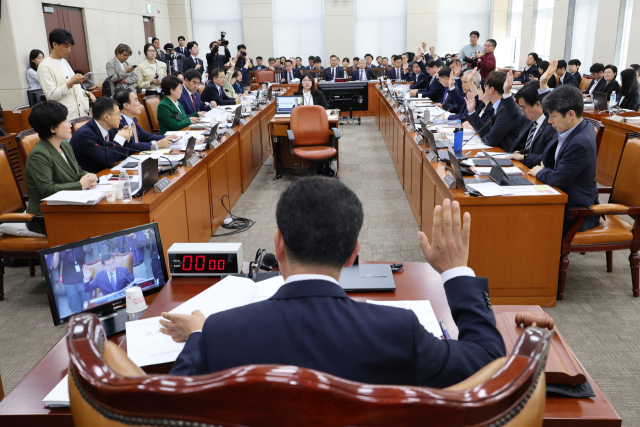 10일 국회에서 열린 행정안전위원회의 전체회의에서 신정훈 위원장과 위원들이 김건희 여사의 공천개입 의혹과 관련해 증인으로 불출석한 명태균 씨와 김영선 전 국민의힘 의원에 대한 동행명령장 발부의 건에 대해 표결하고 있다. 연합뉴스