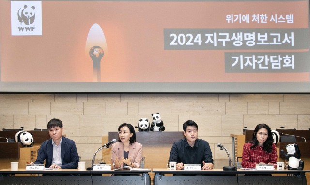 WWF는 10일 서울 중구 대한상공회의소에서 2024 지구생명보고서에 관한 기자간담회를 열었다. 사진은 이상훈(왼쪽부터) 국립생태원 습지연구팀 팀장, 윤지현 서울대 생활과학대학 식품영양학과 교수, 조대현 아시아기후변화투자자그룹 (AIGCC) 한국 매니저, 박민혜 WWF 한국본부 사무총장. /WWF