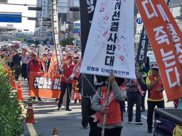 '군 공항 이전 문제로 무안 발전은 역행' 전남도청 소재지 주민 거리로