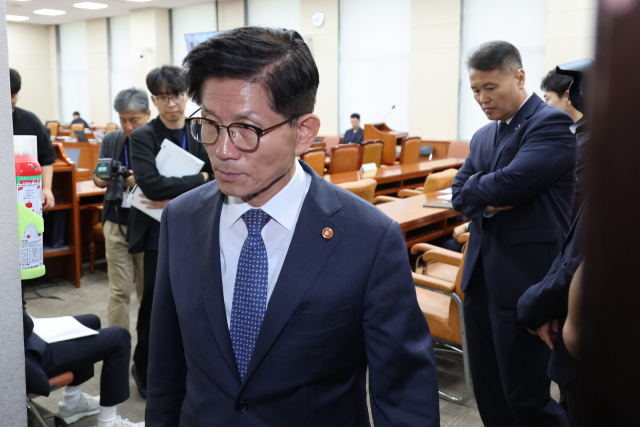 김문수 고용노동부 장관이 10일 오후 국회 환경노동위원회의 고용노동부 대상 국정감사장에서 나가고 있다. 연합뉴스