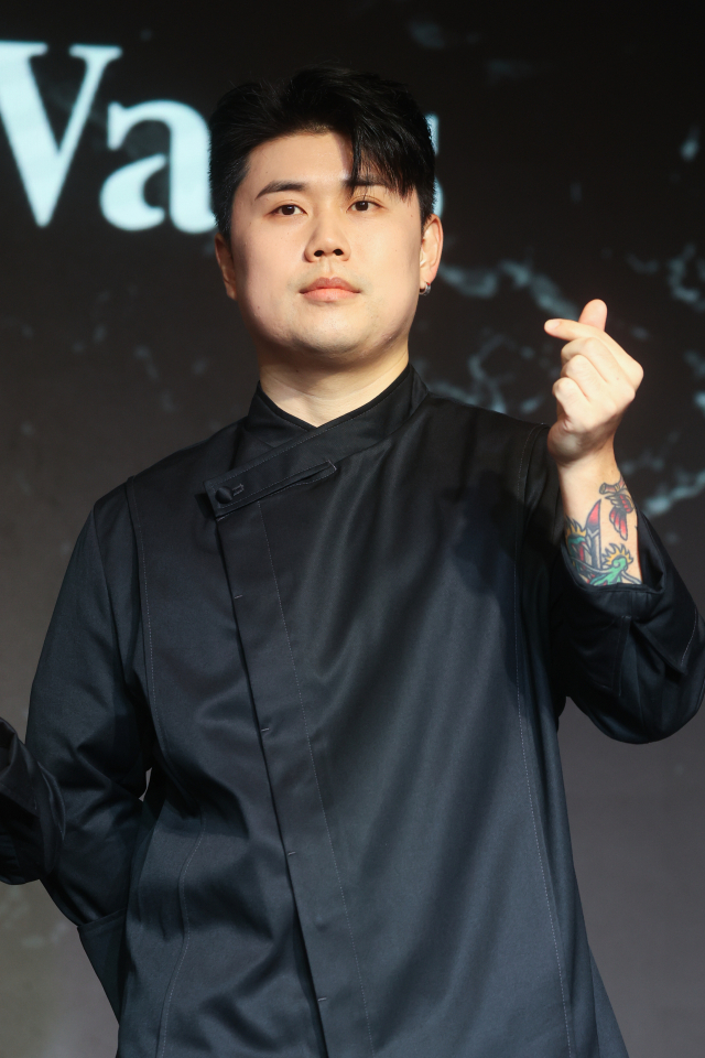 넷플릭스 '흑백요리사'에 출연한 요리사 나폴리 맛피아가 7일 서울 마포구 호텔 나루 서울 엠갤러리에서 열린 넷플릭스 '흑백요리사: 요리 계급 전쟁' 기자간담회에서 포즈를 취하고 있다. 사진=연합뉴스