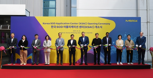 카이 베크만(오른쪽 여섯번째) 머크 전자사업 부문 CEO, 김동연(오른쪽 일곱번째) 경기도지사 등 머크와 정계 관계자들이 10일 경기 안성시에서 열린 ‘한국 SOD 애플리케이션 센터’ 개소식에서 기념촬영을 하고 있다. 사진제공=한국머크
