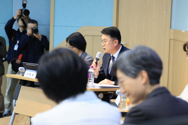 장상윤 대통령실 사회수석비서관이 10일 오후 서울 종로구 서울대 의대 융합관 박희택홀에서 열린 '의료개혁, 어디로 가는가' 토론회에서 기조발제하고 있다. 연합뉴스
