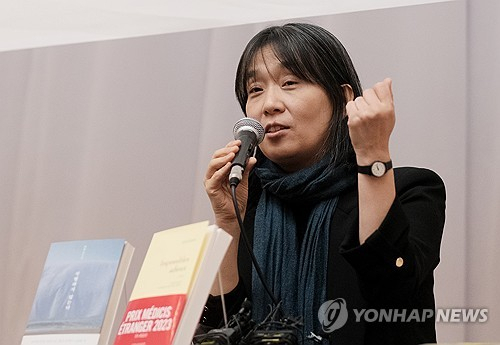 [일문일답] 한강 ''삶의 의미를 탐구한 선배들이 나의 영감'…'어릴 때부터 번역서와 한국어 책 읽어'