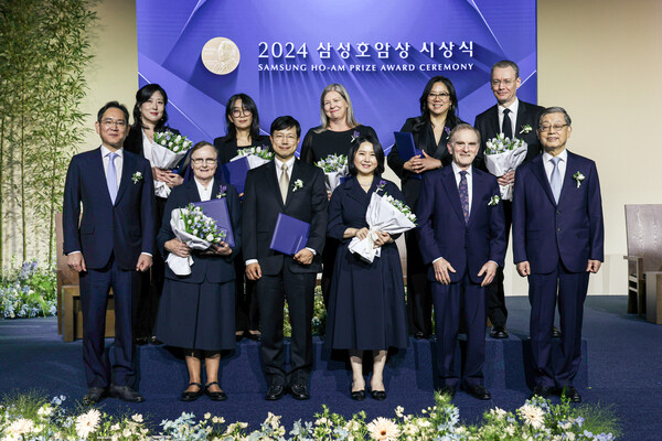 2024 삼성호암상 시상식 기념촬영. 앞줄 왼쪽부터 이재용 삼성전자 회장, 사회 봉사상 제라딘 라이언 아일랜드 성골롬반외방선교수녀회 수녀, 의학상 피터 박 하버드의대 교수 부부, 랜디 셰크먼 UC버클리 교수, 김황식 호암재단 이사장.뒷줄 왼쪽부터 공학상 이수인 워싱턴대 교수, 예술상 한강 소설가, 과학상 물리·수학 부문 킴벌리 브릭먼 美 국립표준 기술연구소 연구원(故 남세우 美 국립표준 기술연구소 연구원 대리 수상, 배우자), 과학상 화학·생명과학부문 혜란 다윈 뉴욕대 교수 부부. 사진 제공=호암재단