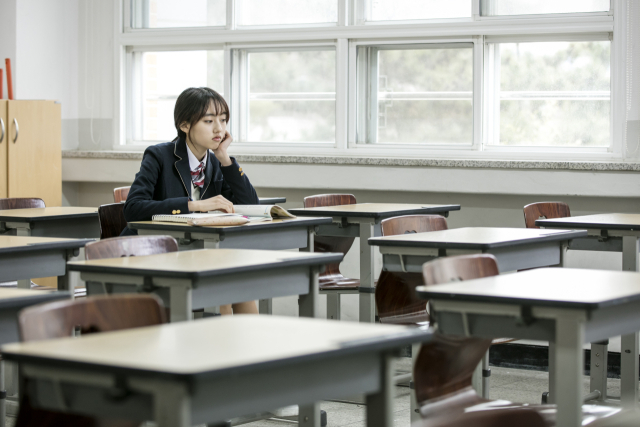 '친구 밀친 아역배우 딸, 학폭 가해자 돼…생기부에 영원히 남나요?'