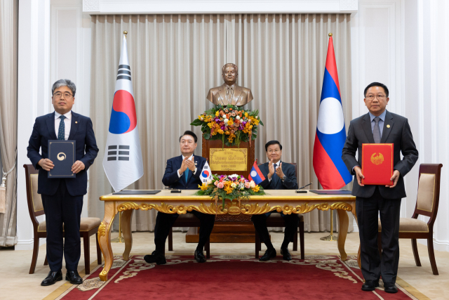 임상섭(왼쪽 첫번째) 산림청장이 린캄 드엉사완(″네번째) 라오스 농림부장관이 한국과 라이스 양국 정상이 참석한 가운데 한-라오스 산림파괴 방지를 통한 온실가스 감축사업(REDD+) 양해각서를 체결하고 기념촬영을 하고 있다. 사진제공=산림청