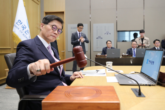 이창용 한국은행 총재가 11일 서울 중구 한국은행에서 열린 금융통화위원회에서 의사봉을 두드리고 있다. 사진공동취재단