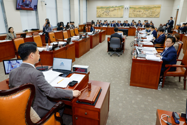 교육위, '김건희 논문 의혹' 불출석 증인 고발…野 주도 의결