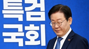 최고위원회의 참석하는 이재명 대표