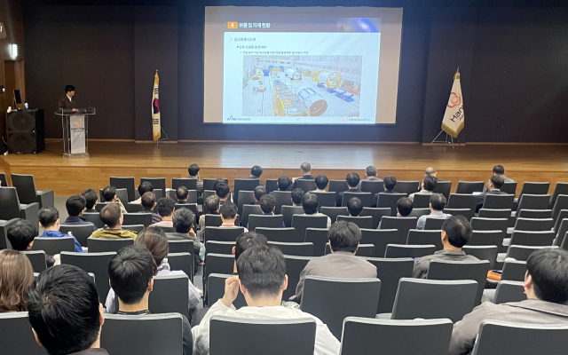 우주항공청과 한국항공우주연구원, 한화에어로스페이스 관계자들이 11일 한화에어로스페이스 대전R&D캠퍼스에서 누리호 4차 발사를 위한 비행모델 4호기의 단 조립 착수 검토회의를 하고 있다. 사진 제공=우주항공청