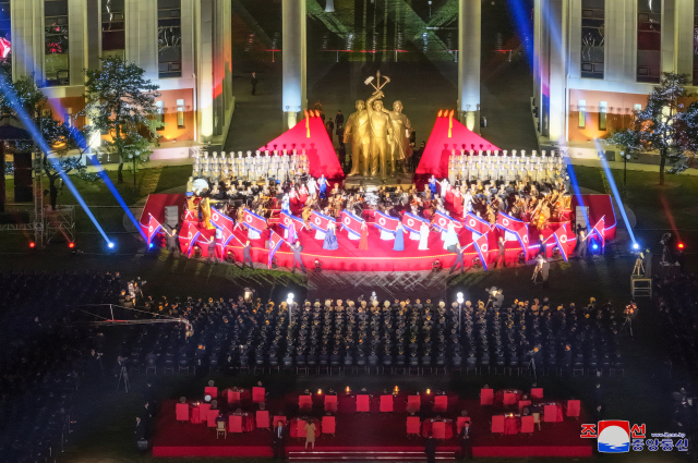 조선노동당 창건 79주년을 기념하는 경축공연과 연회가 지난 10일 노동당 중앙간부학교에서 진행되고 있다. 연합뉴스