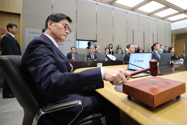 이창용 한국은행 총재가 11일 서울 중구 한국은행에서 열린 금융통화위원회에서 의사봉을 두드리고 있다. 사진공동취재단